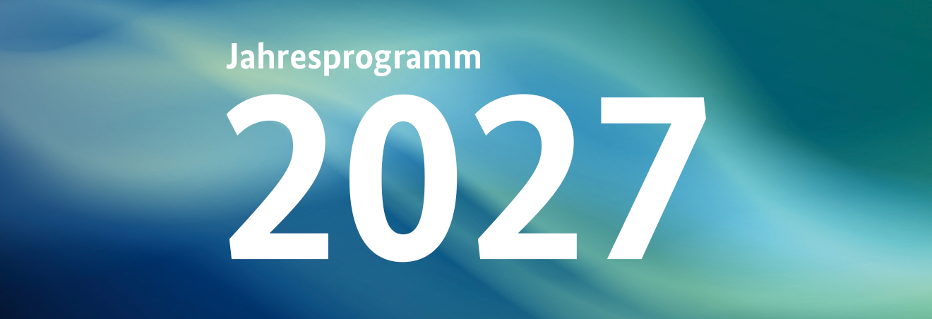 Jahresprogramm 2027 auf blau-grünem Hintergrund